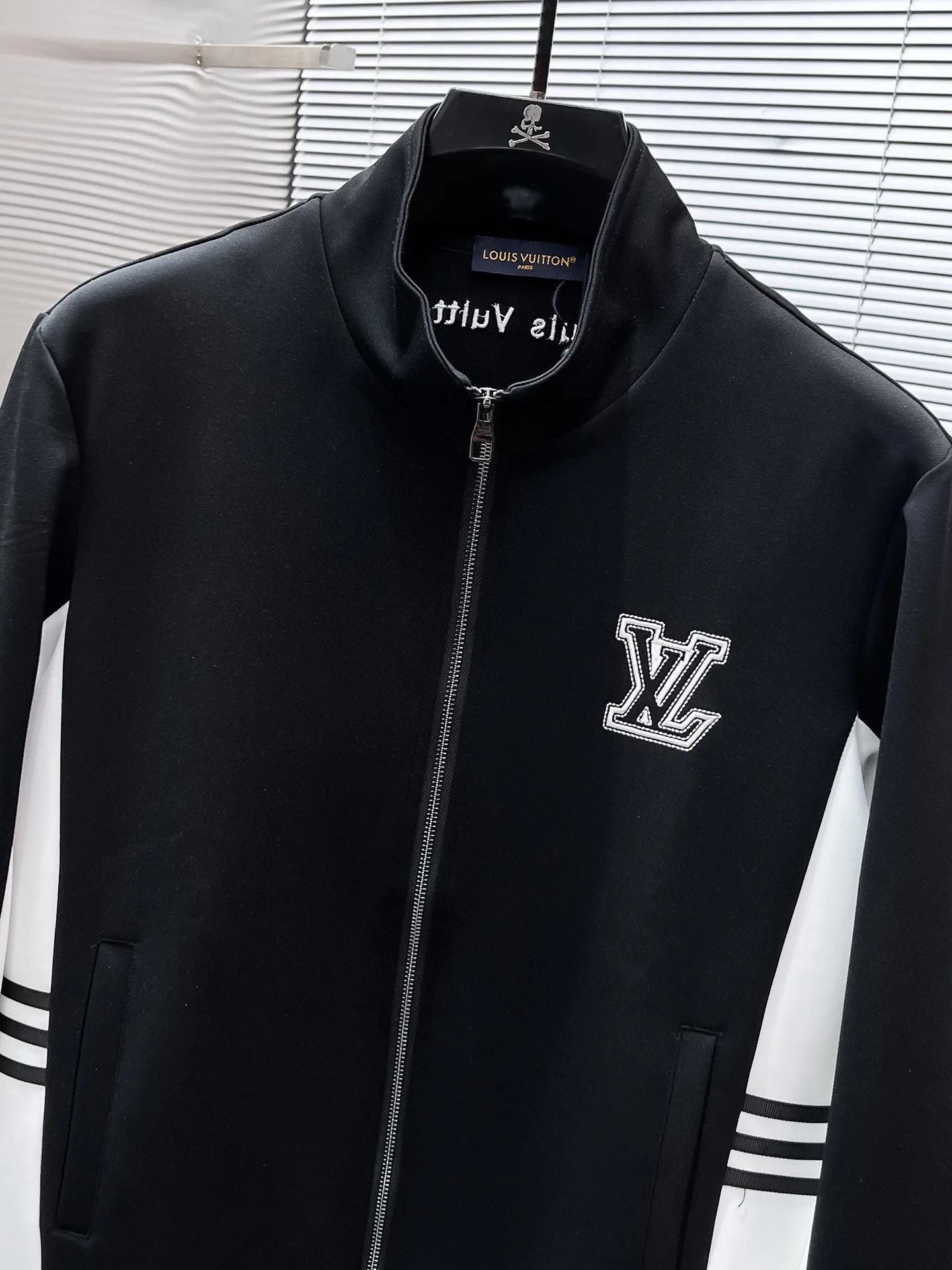 🅿️720 LV hot-selling suit is coming. Focus on the original version of the official website. 2025 new hot-selling cardigan suit. The original order is the best. 🇭🇰The meticulous work of top designers. It has a fitting and perfect upper body effect. All-natural high-quality Tencel Roman cotton 100%, close-fitting comfort, noble and elegant! Original hardware embodies elegance and nobility! Counter size: M-3XL (maximum wear up to 190 pounds)